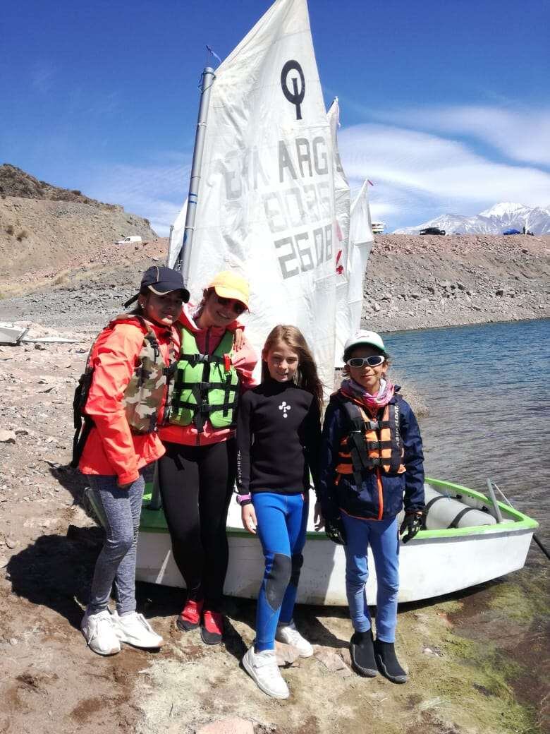 
Felices. Las niñas en la escuelita disfrutan de practicar navegación. Se adaptan y aprenden.  | Los Andes
   