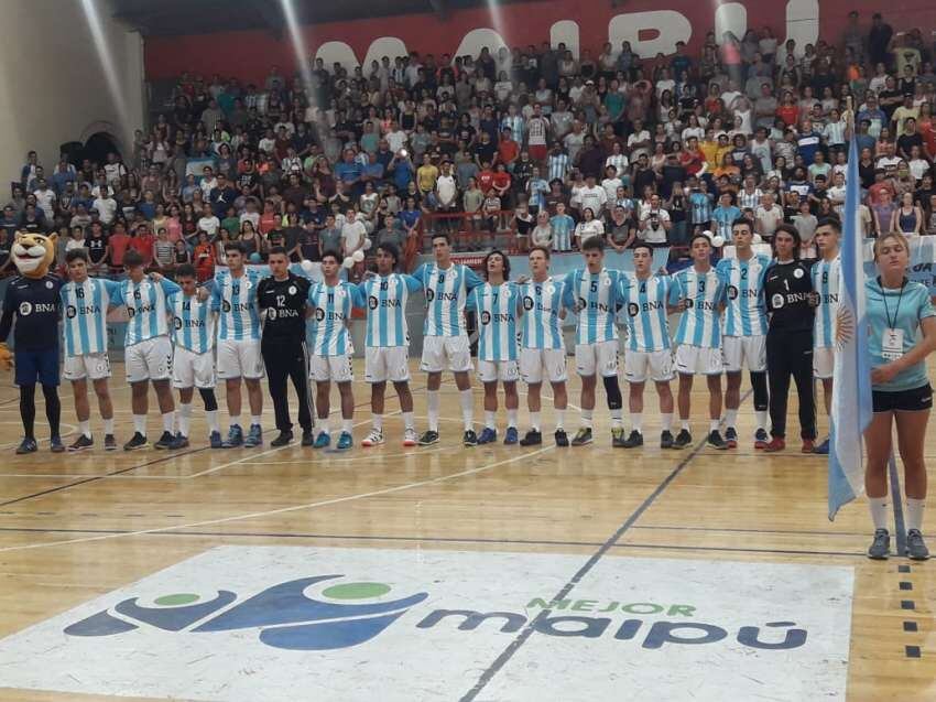 
La Selección Argentina tuvo un enorme apoyo del público local en todas sus presentaciones en el estadio Ribosqui de Maipú.
