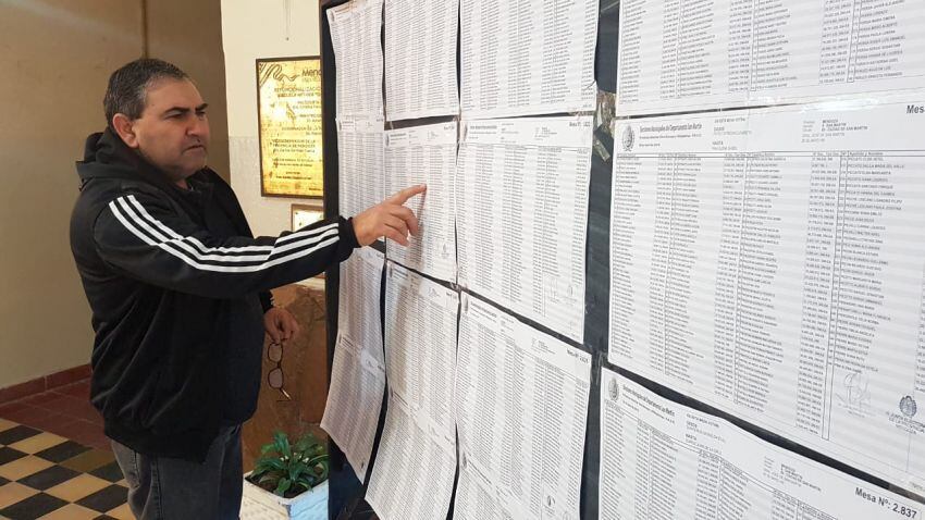 
    Raul Quiroga observa el padrón pegado en la pizarra, en la Escuela Gral José de San Martín del departamento esteño./Patricio Caneo
   