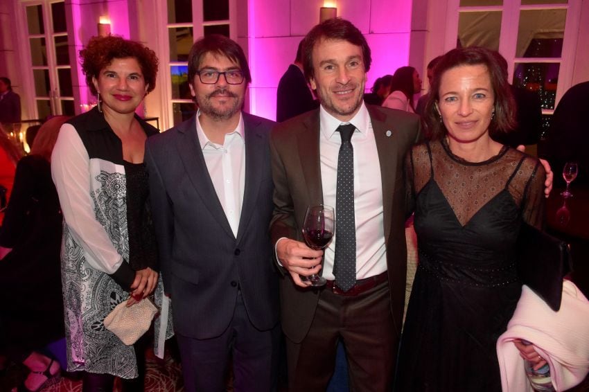 
    En Park Hyatt durante la serenata a las soberanas: Julia Pomares, Juan Cruz Díaz, el ministro Lisandro Nieri y Paula Suzzara.
   