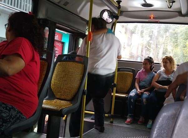 
Alberto Bulnes ayuda a la persona con discapacidad a subir al colectivo. | Facebook
   