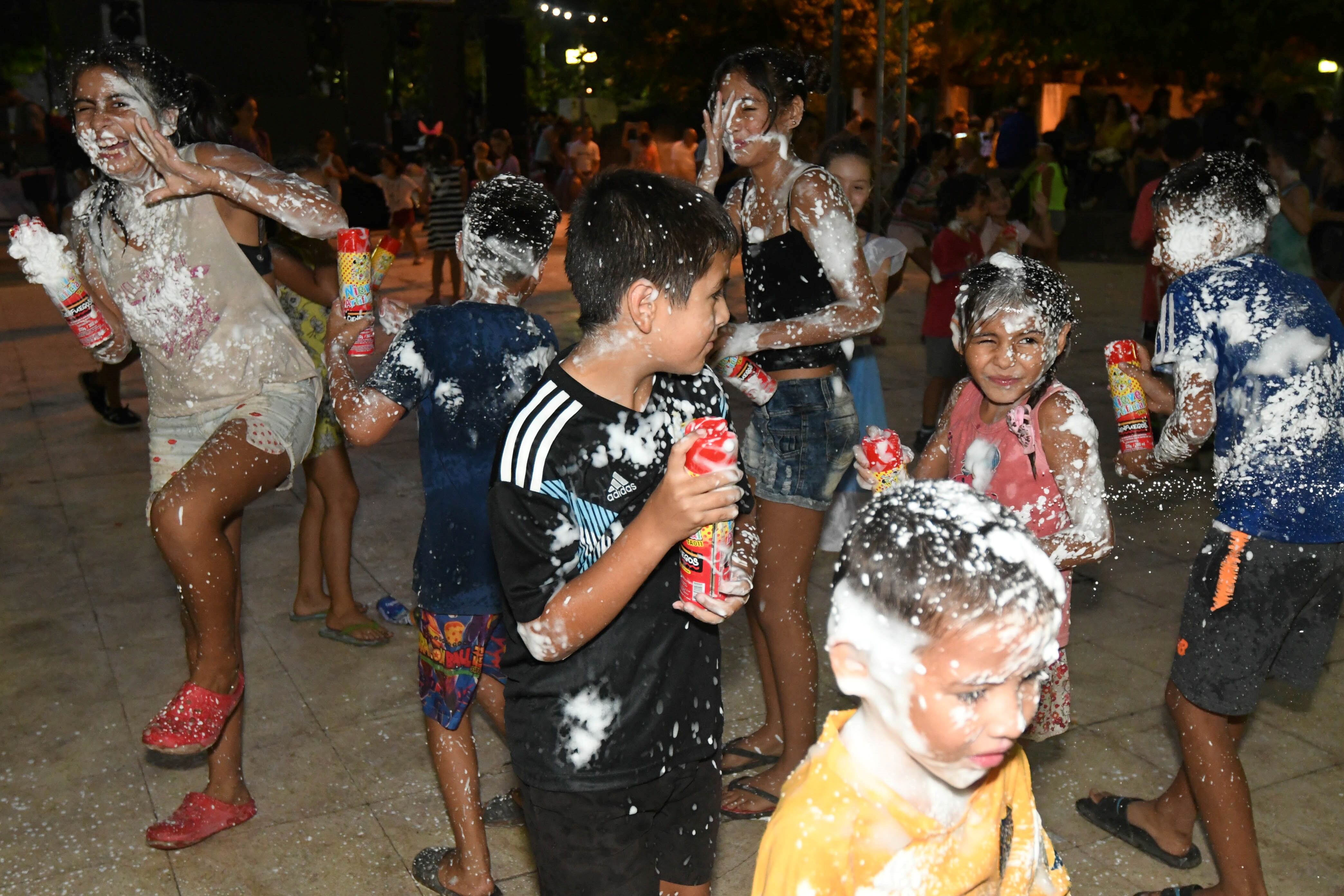 Niños juegan al carnaval en la plaza de Chacras de Coria.