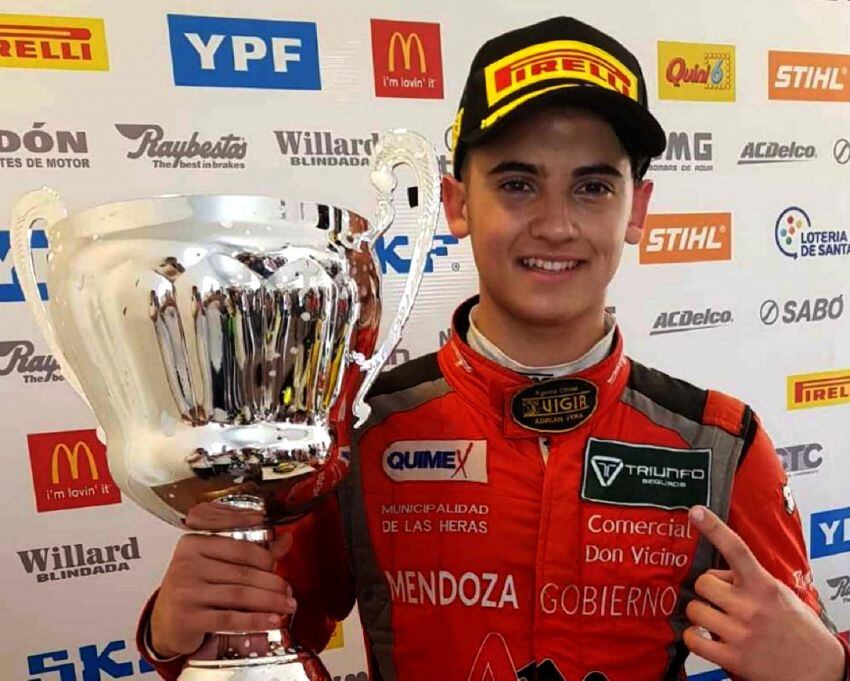 
    Lucas el Grande. Con la Copa y el N°1 en su otra mano, el mendocino celebró su primer título nacional en el automovilismo. - Prensa / Vicino
   