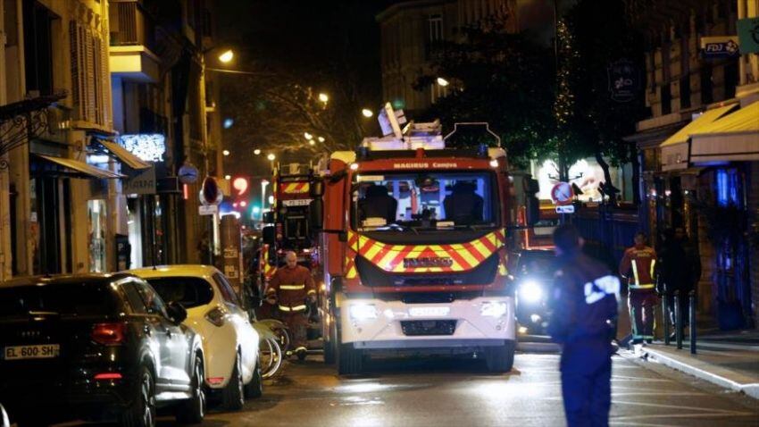 
    Varias dotaciones de bomberos trabajaron en el lugar. / AFP
   