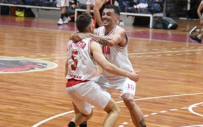 
    Rodrigo Griffa festeja junto al Colo Aguilera. / Gentileza.
   