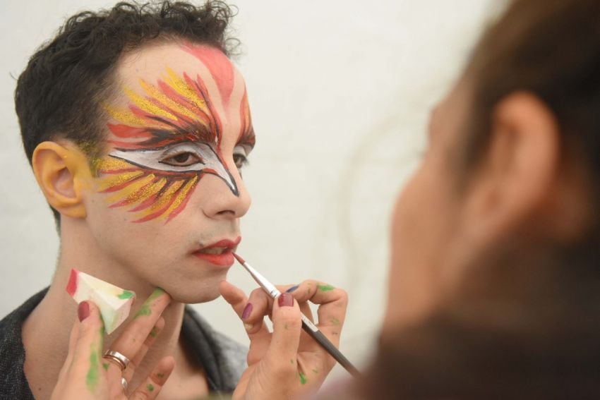 
El actor aéreo Iván Keim es maquillado a toda velocidad. | Ignacio Blanco / Los Andes
   