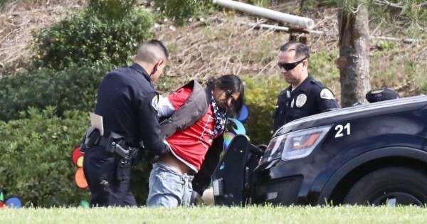 
    DETENIDO. El hombre que intentó profanar la tumba de Kobe Bryant fue detenido por la policía. FOTO: Los Angeles Times.
   