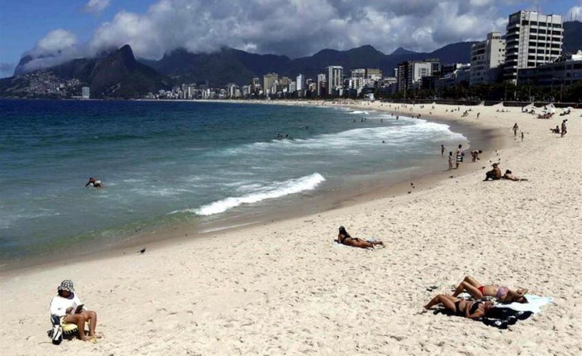 
    Río de Janeiro. La playa Ipanema, al sur de la gran ciudad, con los morros de fondo y una vista espectacular (Foto: EFE/Marcelo Sayão).
   