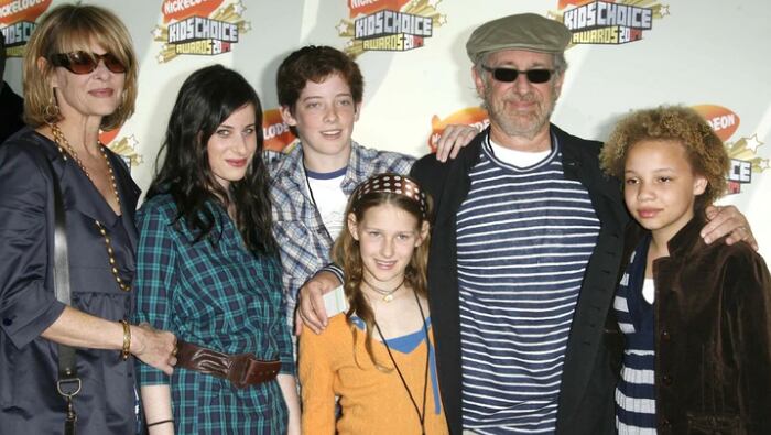 
    Steven Spielberg con parte de su familia.
   