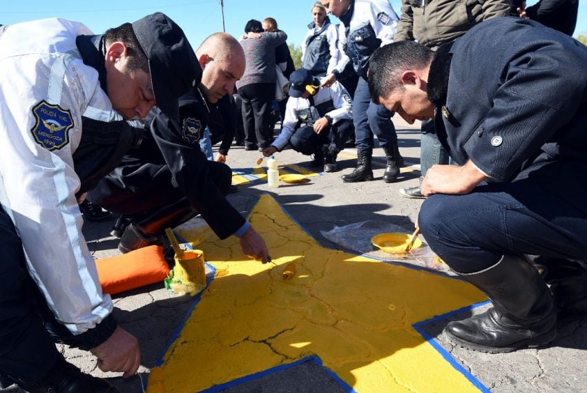 
Efectivos pintaron estrellas amarillas para recordar a sus camaradas fallecidos hace un año.
