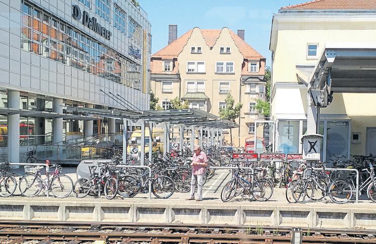 
    Bicicletas ayudan mucho a la modernización en el área de transportes colectivos urbanos por ser medios individuales sustentables que complementan a los otros.
   