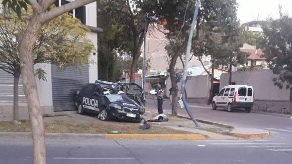 
    Impacto contra una columna de alumbrado público provocó la tragedia. - Los Andes
   