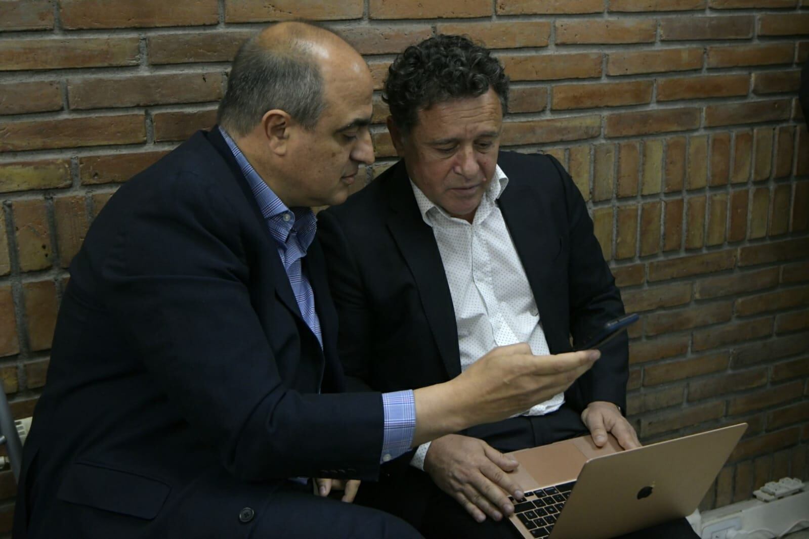 Mario Adaro y Omar Palermo. Foto: Orlando Pelichotti / Los Andes