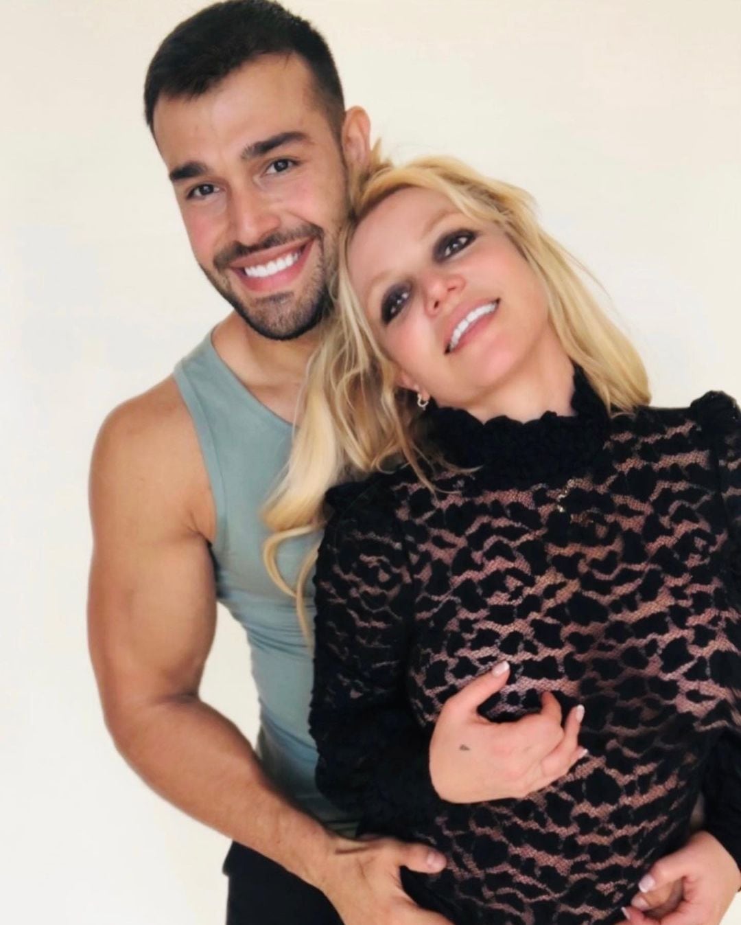 Britney Spears y su esposo causaron furor con fotos a puro amor.