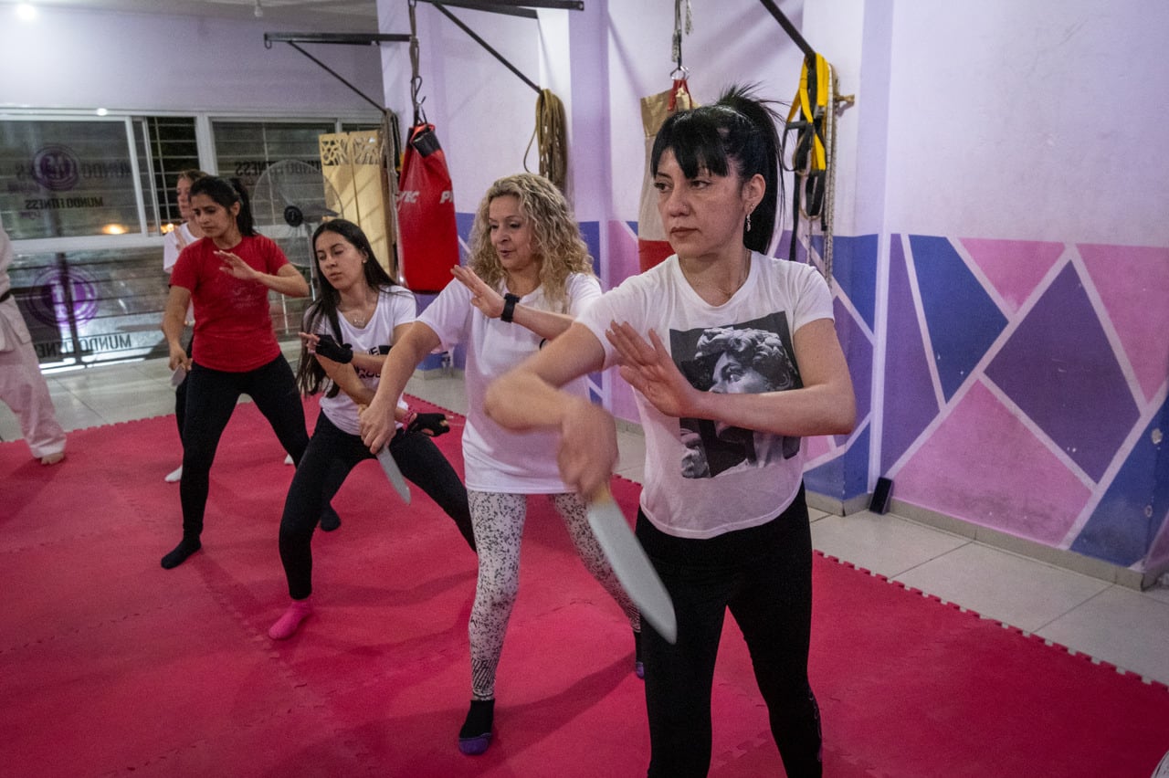 Cada vez más mujeres aprenden defensa personal para estar seguras antes casos de inseguridad, acoso y abuso. Foto: Ignacio Blanco / Los Andes.