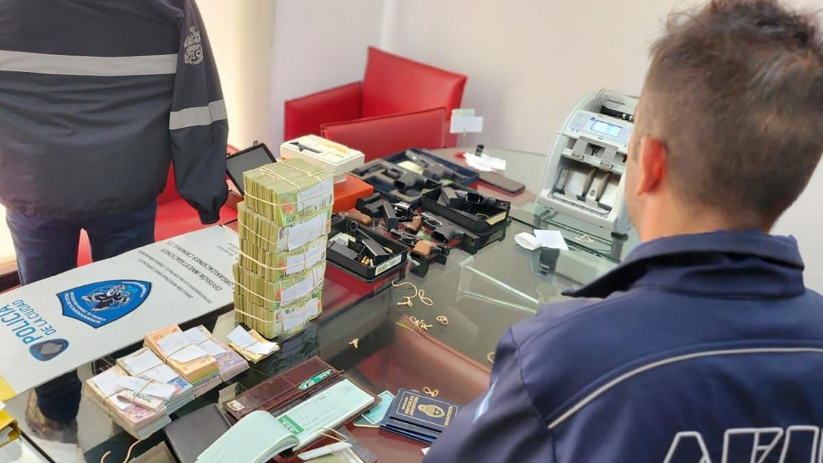 En los allanamientos se secuestraron armas de fuego y grandes sumas de dinero. Foto: Prensa PFA