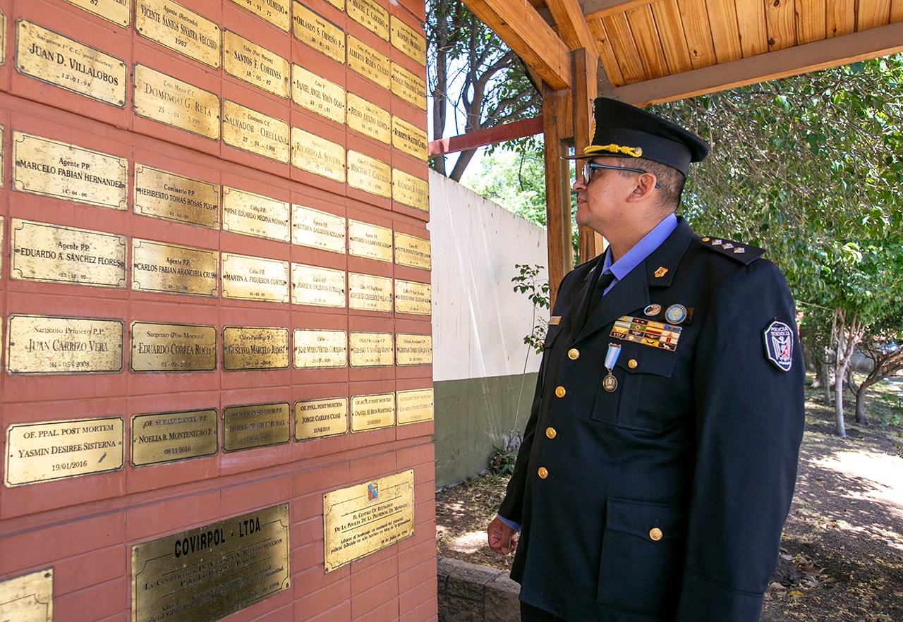 El oficial principal Frías escribe libros cuando baja del móvil de la UEP Capital o de la montaña. | Foto: Los Andes