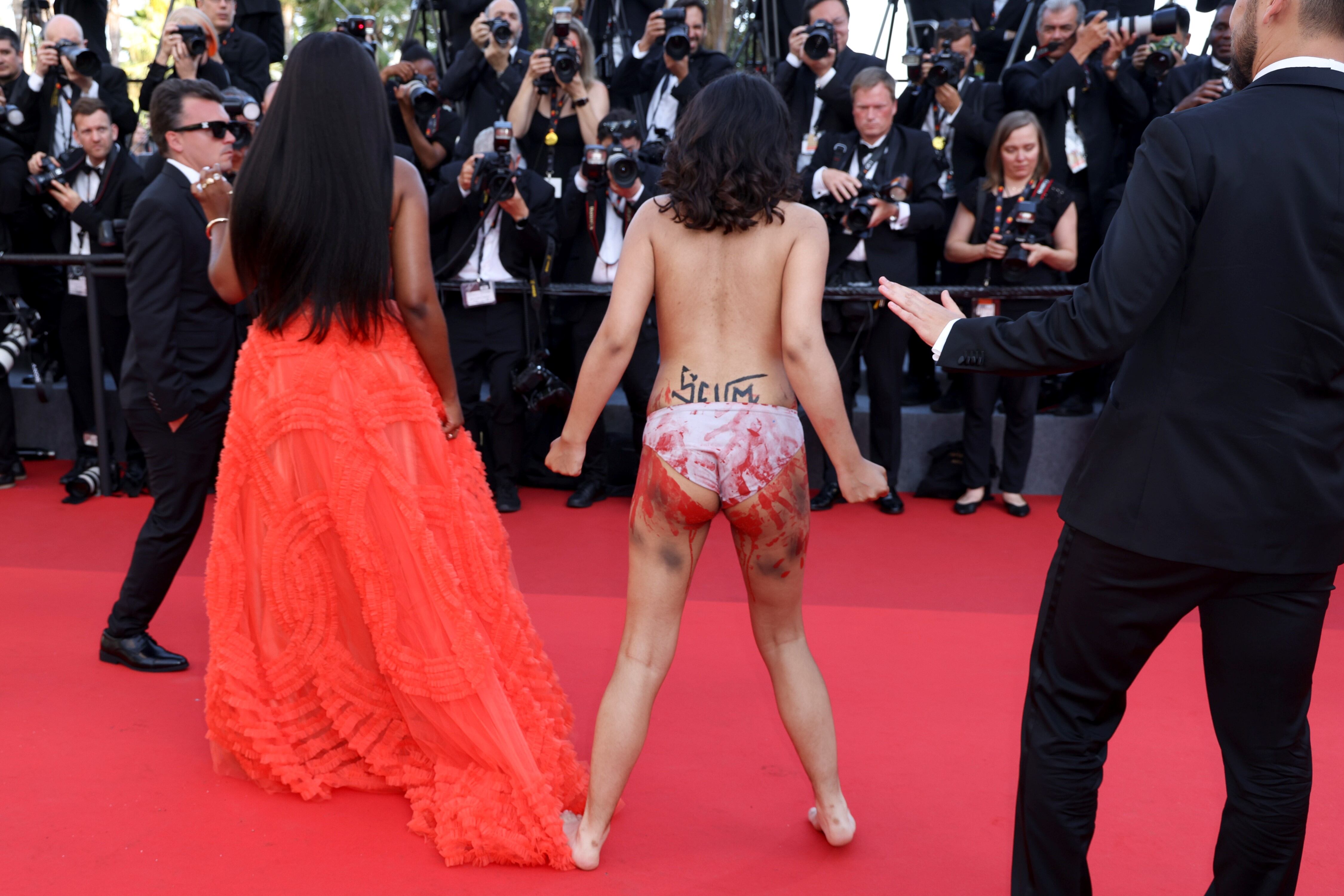 Una mujer desnuda irrumpe en Cannes para denunciar las violaciones en la guerra de Ucrania (AP).