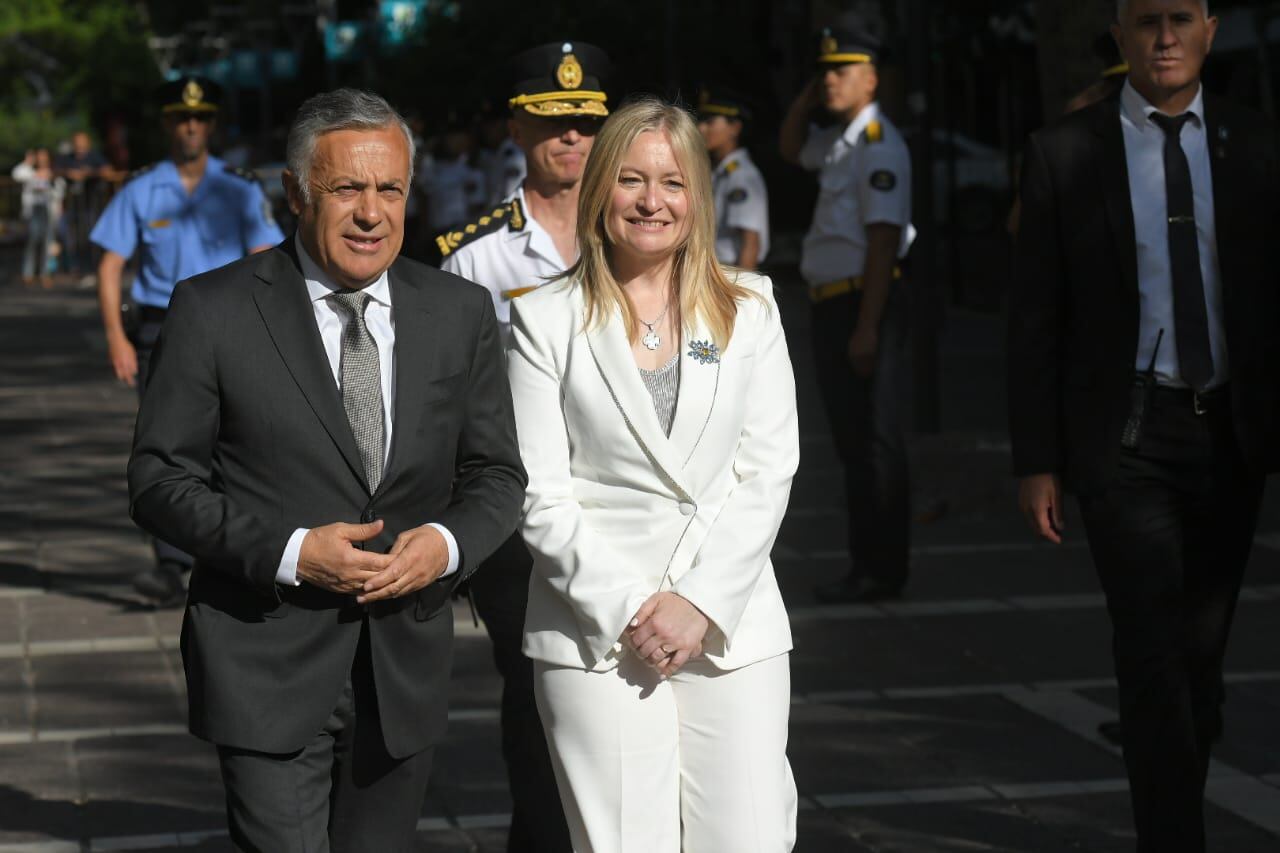 Alfredo Cornejo y Hebe Casado, a punto de ingresar a la Legislatura para tomar juramento. Foto: Ignacio