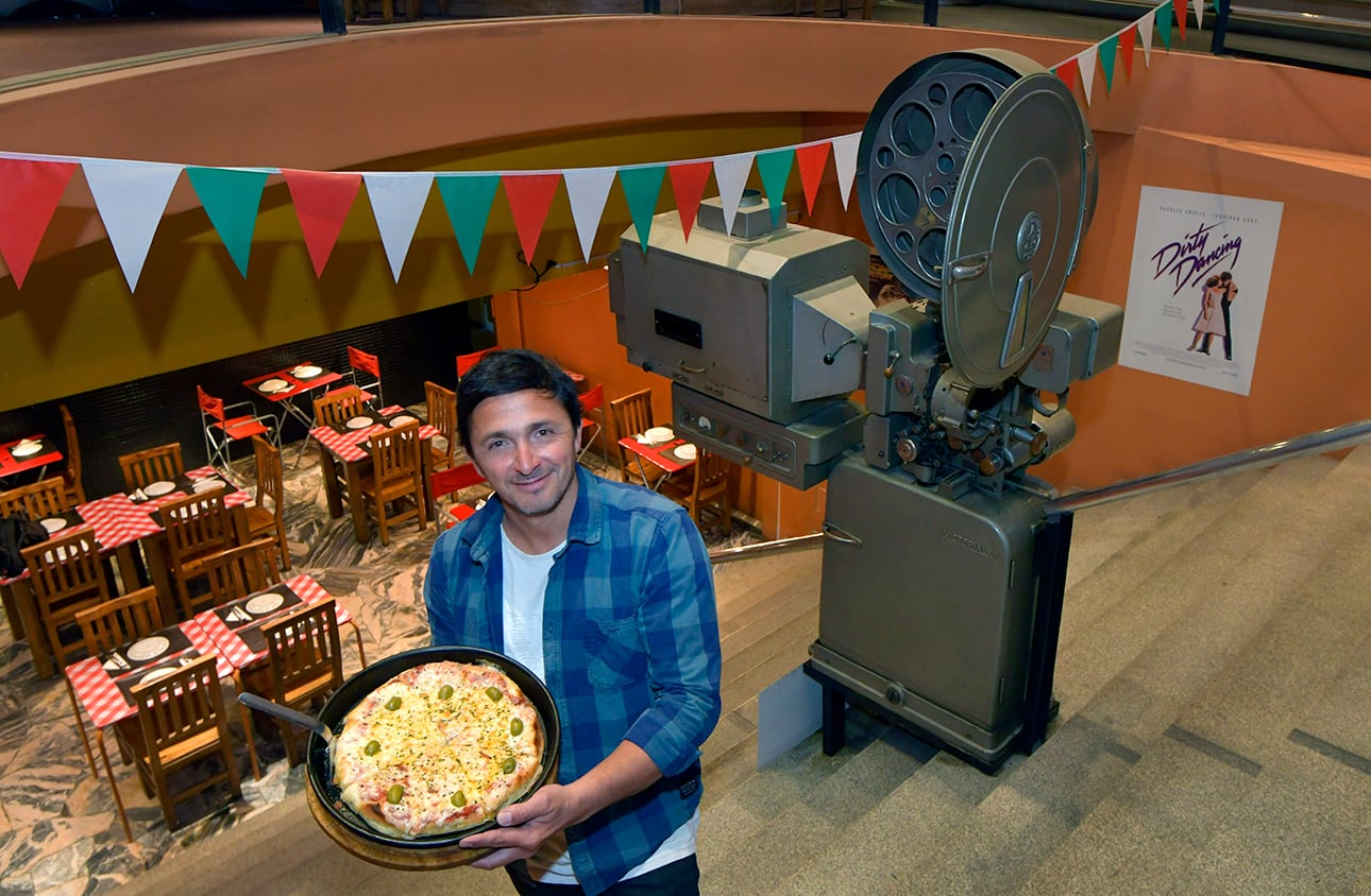 Juan Pablo Dipietro (42), dueño de pizzería Napoleón, construida en las antiguas instalaciones del ex cine Lavalle. | Foto: Orlando Pelichotti / Los Andes