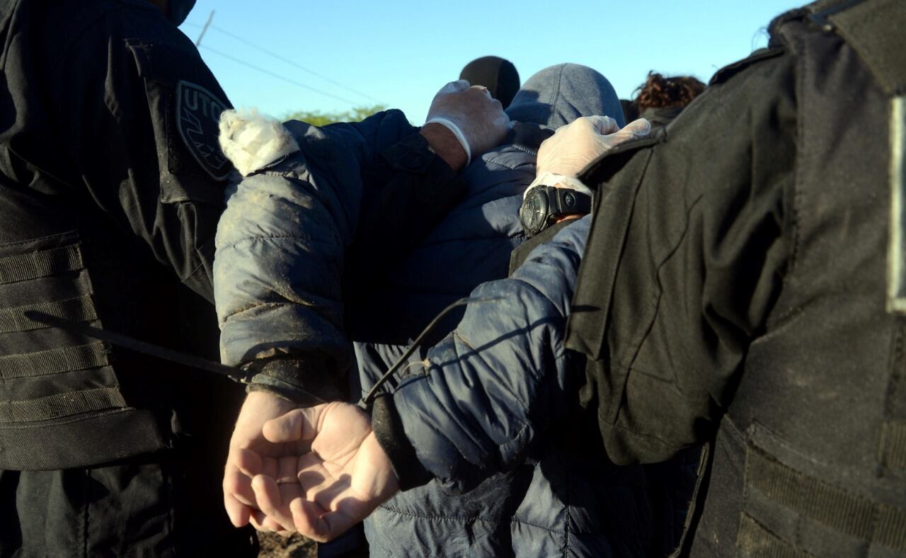 Tensión en Guernica: incidentes entre policías y usurpadores de tierras tras el desalojo