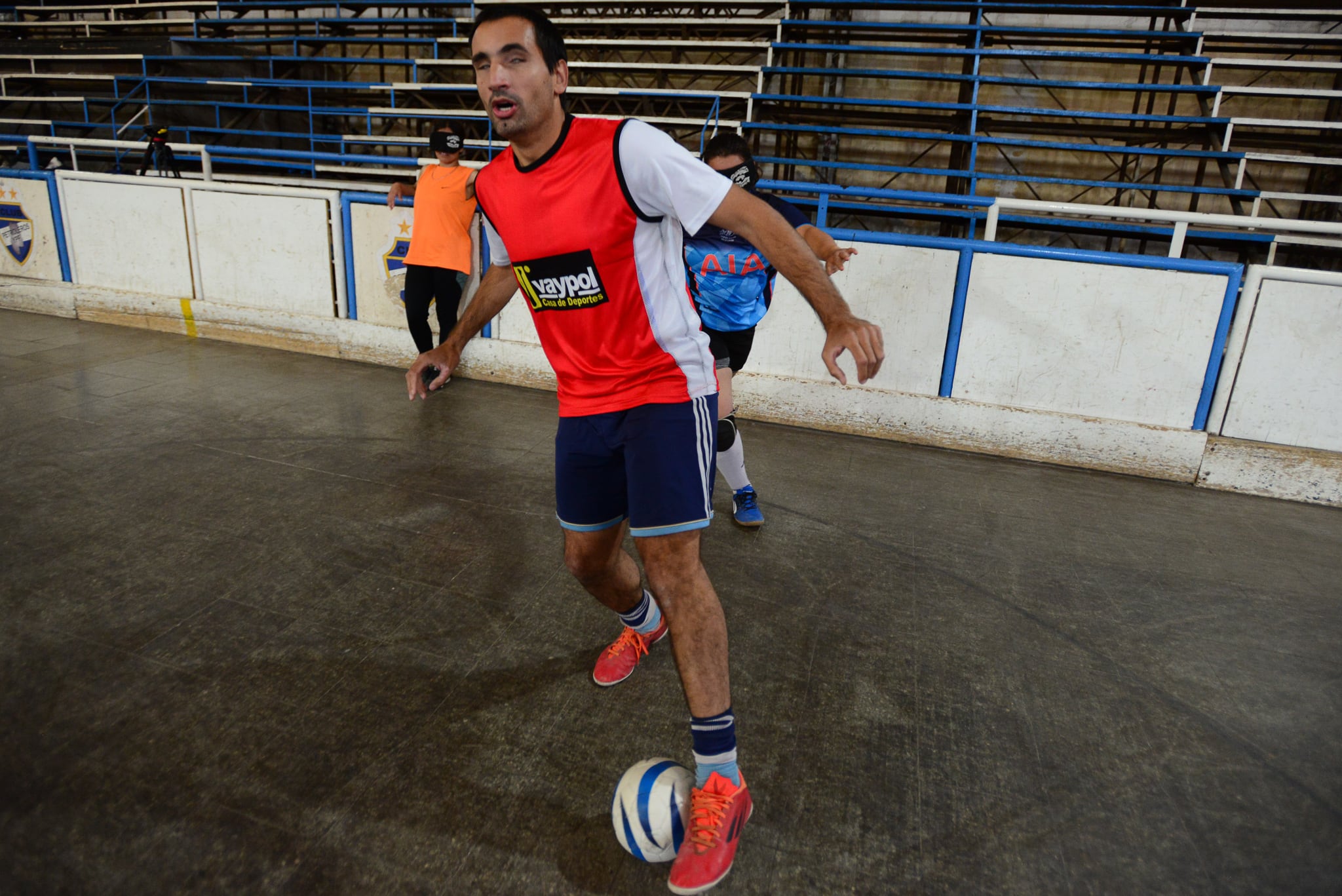 Federico Accardi es el Dt y jugador del seleccionado argentino Los Murcielagos. Equipo Femenino de Futbol para Ciegas de YPF Petroleras participa en el Torneo Nacional
Foto Claudio Gutiérrez Los Andes