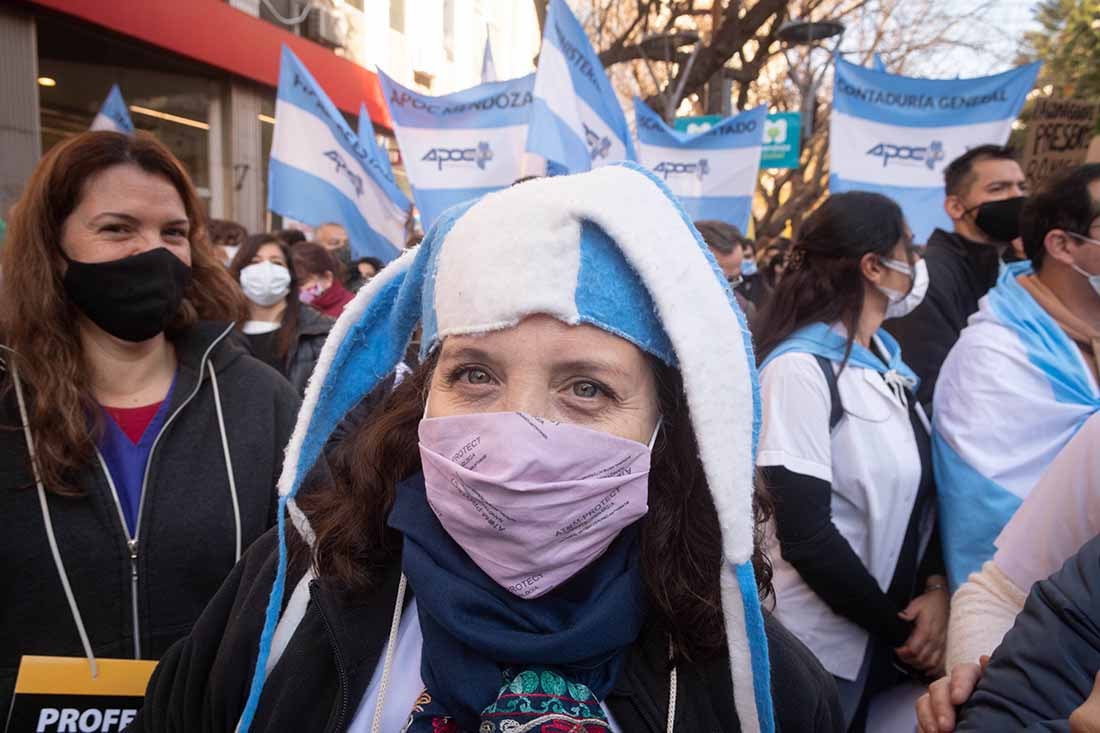 Fuerte movilización de médicos en pleno Centro de Mendoza se hizo notar en el feriado del 9 de Julio