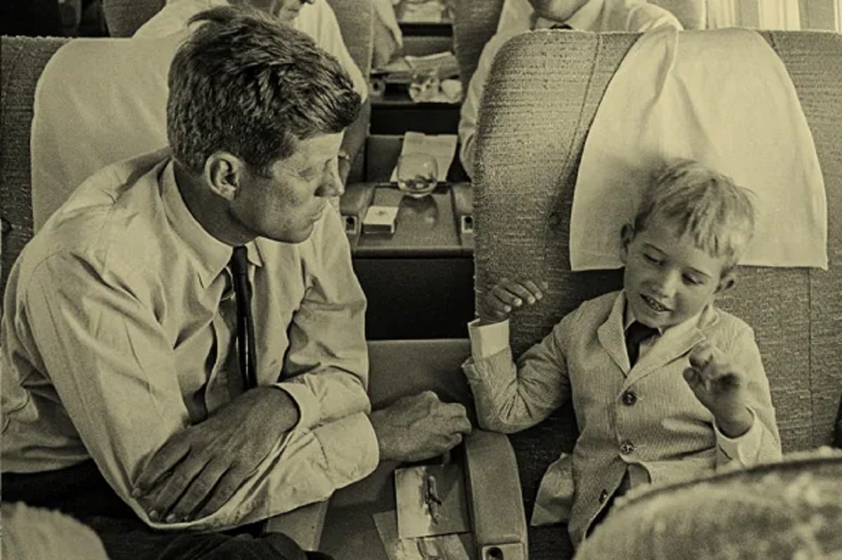 Robert Francis Kennedy Jr., el antivacunas que será secretario de Salud en el gobierno de Donald Trump. En la foto, junto a su tío, el expresidente John F. Kennedy, en 1960. (Web)