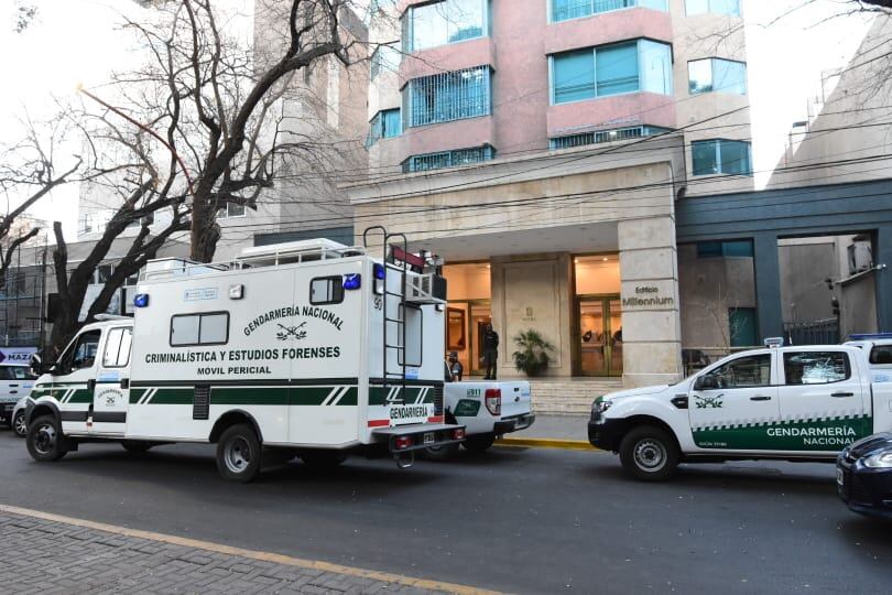 Gendarmes despliegan un fuerte operativo en un edificio céntrico tras denuncia de un prostíbulo VIP. Foto: Mariana Villa / Los Andes