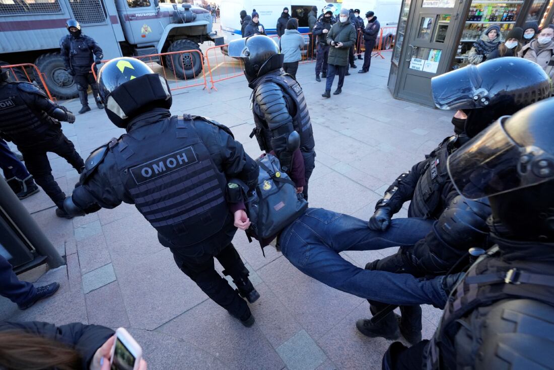 Así se llevó la Policía rusa a los manifestantes en contra de la guerra (Foto / AP)