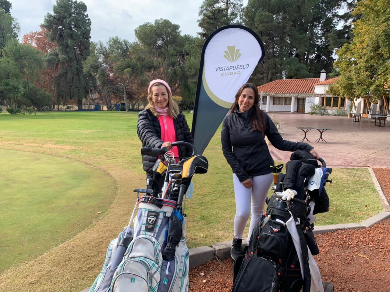 Abrigadas pero sonrientes dos compañeras dijeron presente en la Copa Amistad 