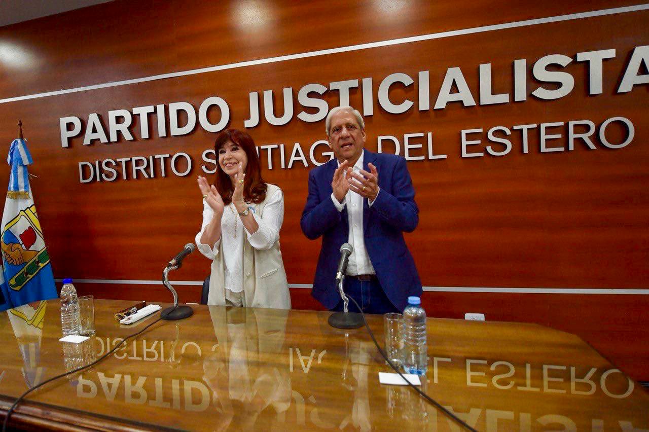 Cristina Kirchner visitó esta tarde la Unidad Básica principal de Santiago del Estero, antes de encabezar un acto por el Día de la Militancia peronista. Foto: NA