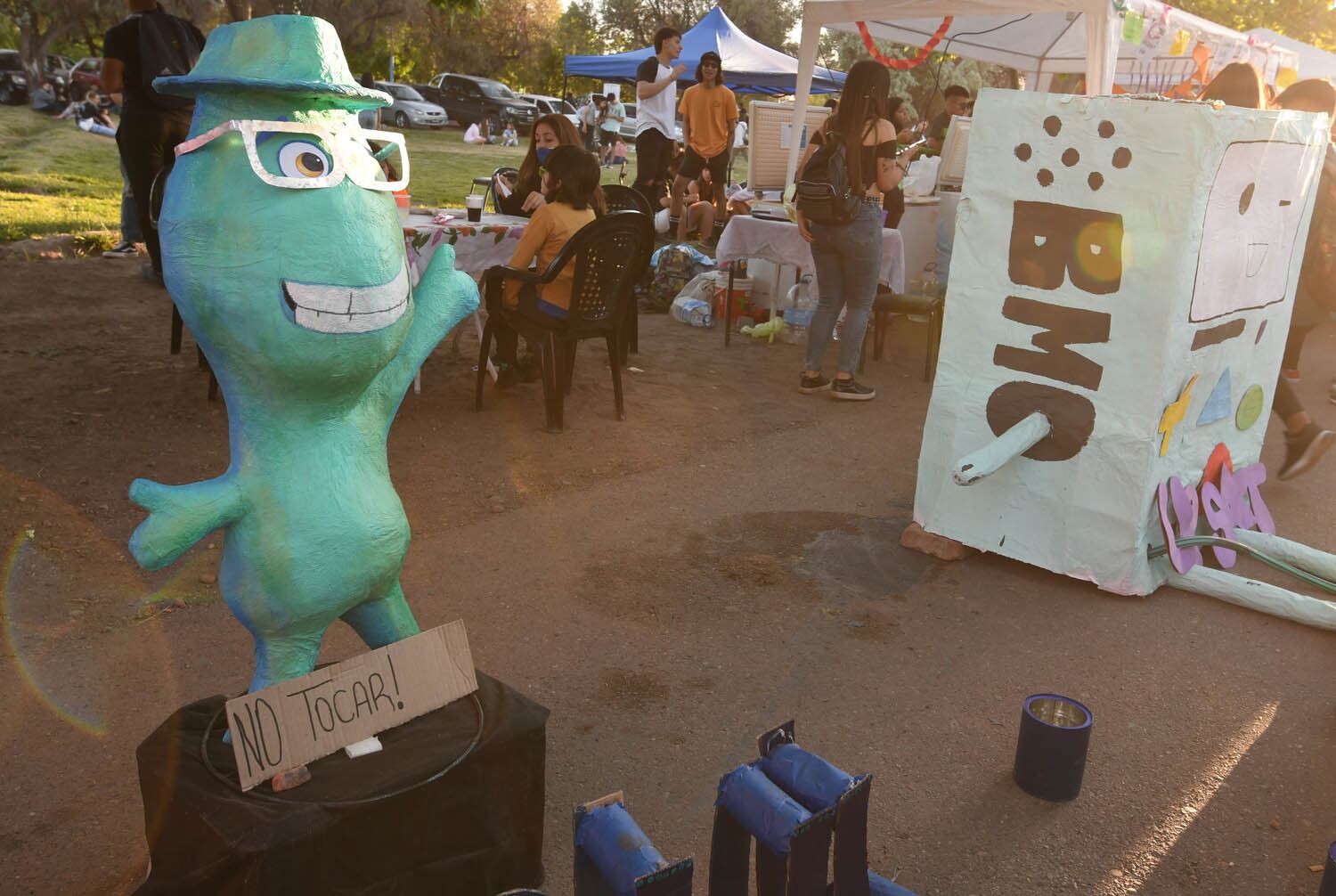 Volvieron los kioscos estudiantiles a Maipú. Los estudiantes de 4to y 5to año de la secundaria tuvieron la oportunidad de realizar nuevamente los tradicionales kioscos con muñecos en el Parque Metropolitano del departamento. Foto Marcelo Rolland / Los Andes