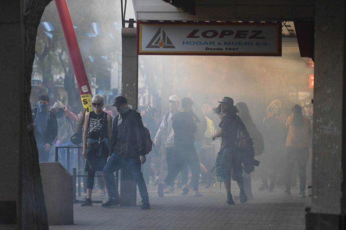 En San Martín, familiares y amigos de Agostina Trigo marcharon por las calles del centro para pedir Justicia. Un grupo de manifestantesrompió vidrios en el Ministerio Público Fiscal. Foto: José Gutiérrez / Los Andes