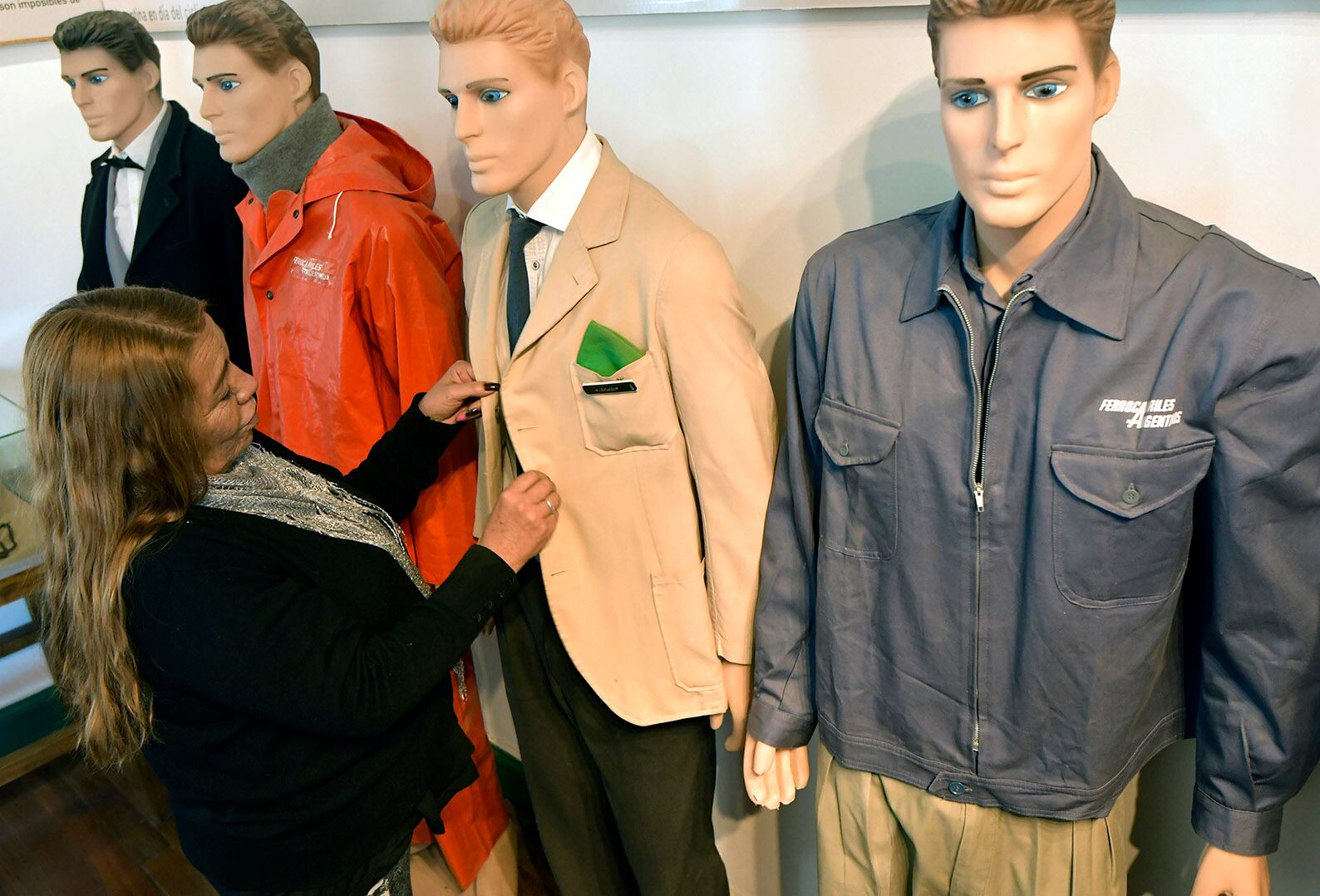 Mónica retoca los trajes de los trabajadores del ferrocarril. Foto: Orlando Pelichotti