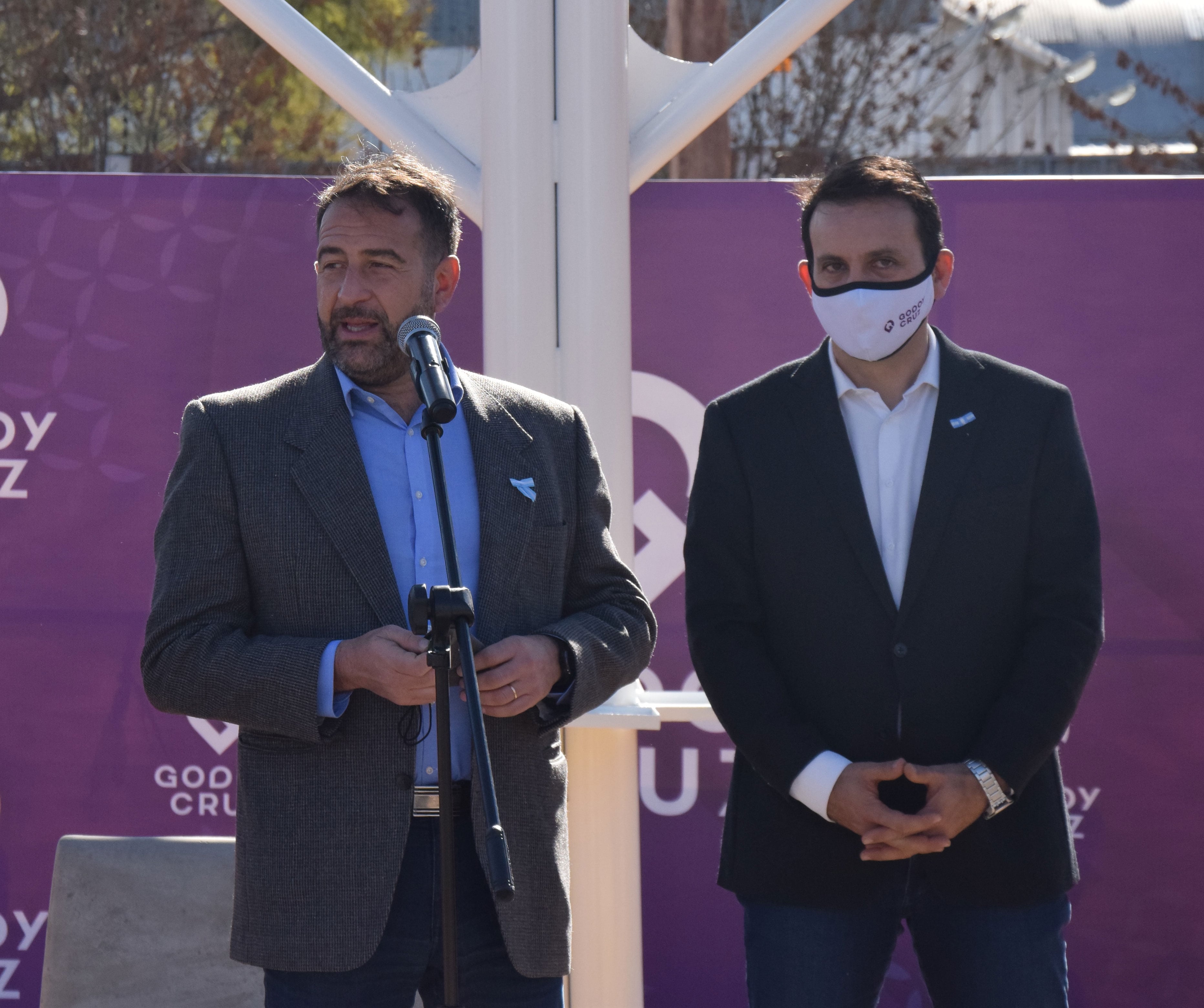 El ministro de Infraestructura, Mario Isgró; junto al intendente de Godoy Cruz, Tadeo García Zalazar. 