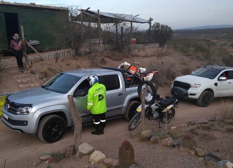 La Policía aplicó multas a una mujer identificada como dueña del predio donde se hacía una fiesta clandestina. 