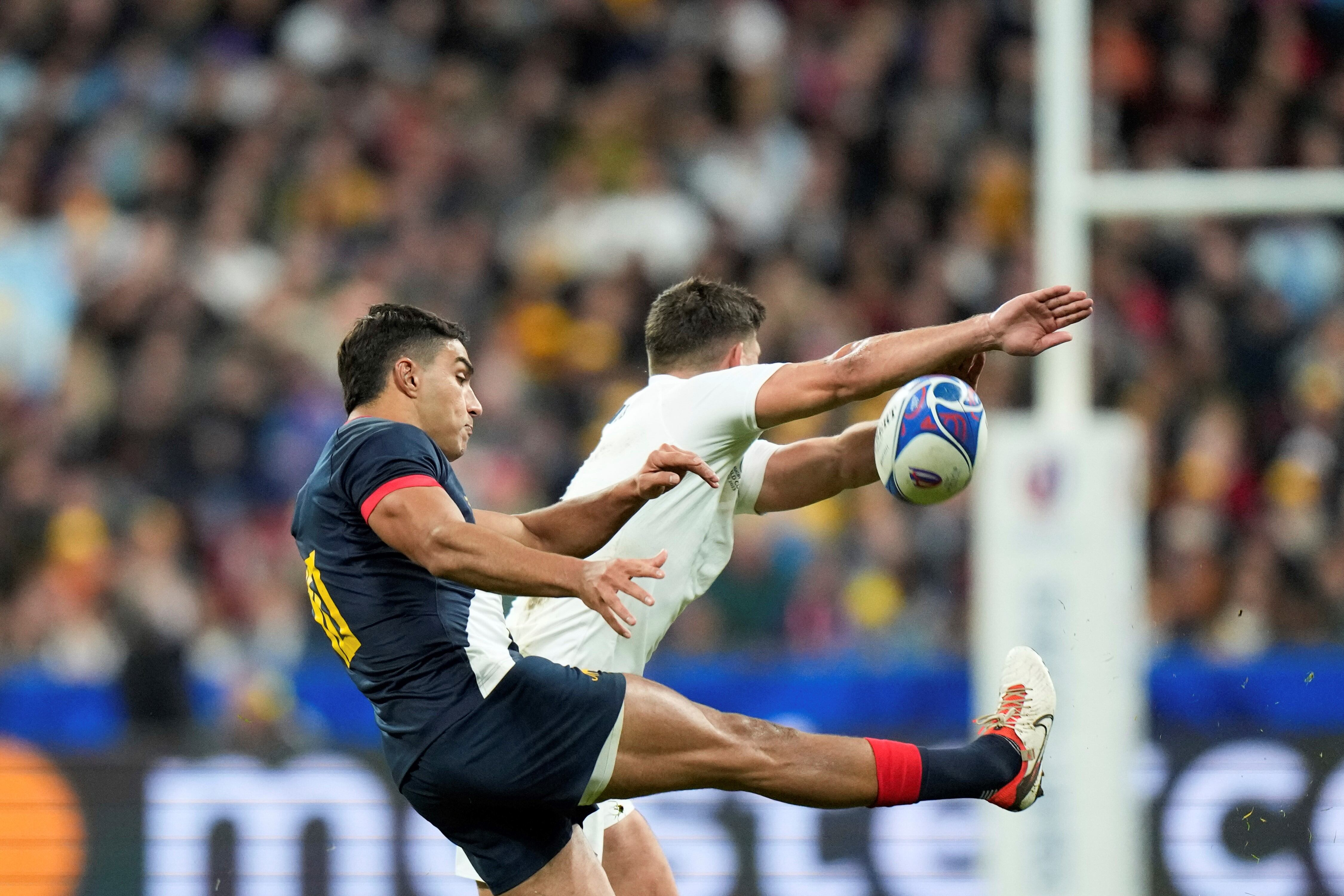 El cordobés Santiago Carreras, en acción en el partido de Los Pumas ante Inglaterra en el Mundial de Francia. (AP)