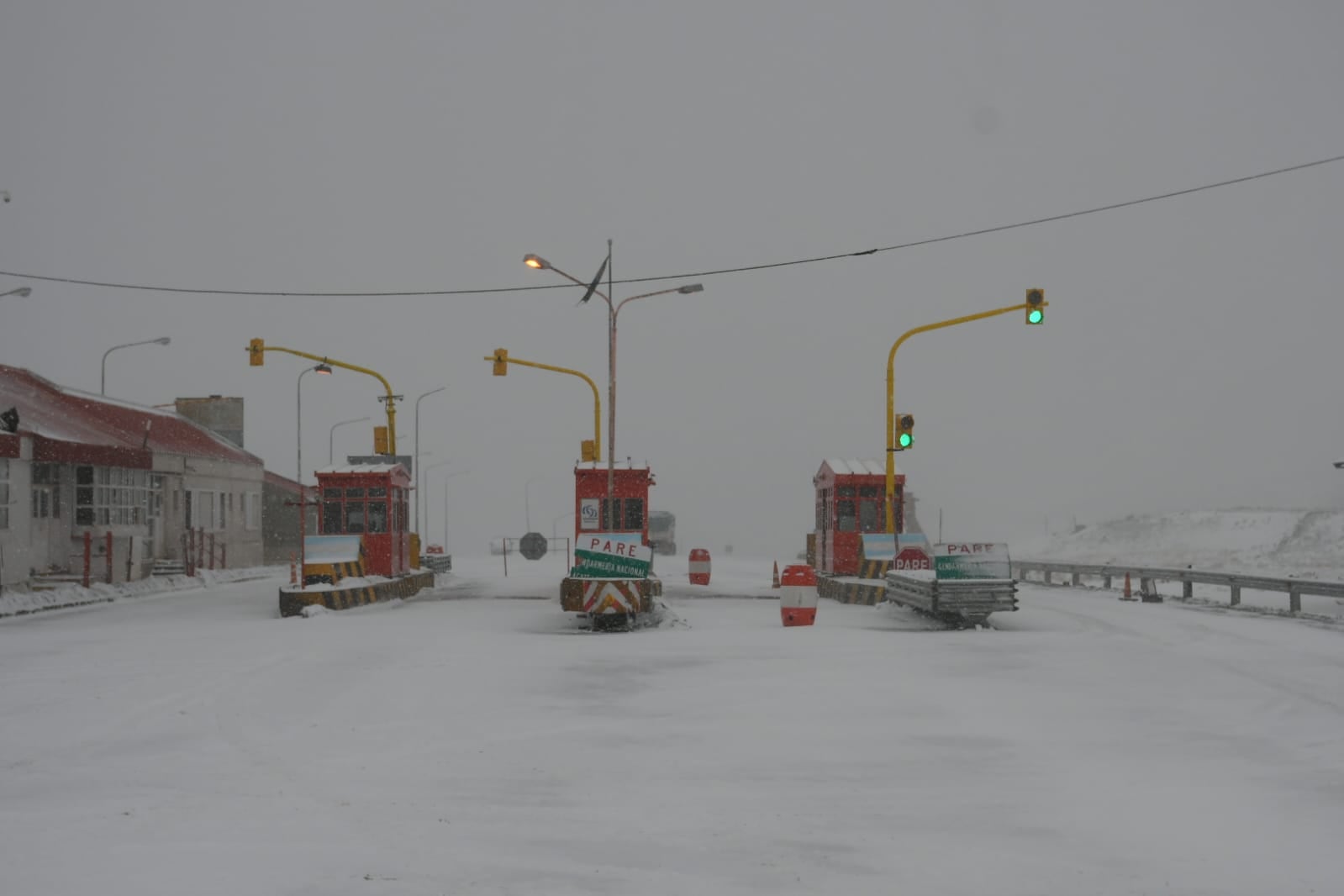 Continua el paso a Chile cerrado por las intensas nevadas. Foto: Ignacio Blanco / Los Andes 