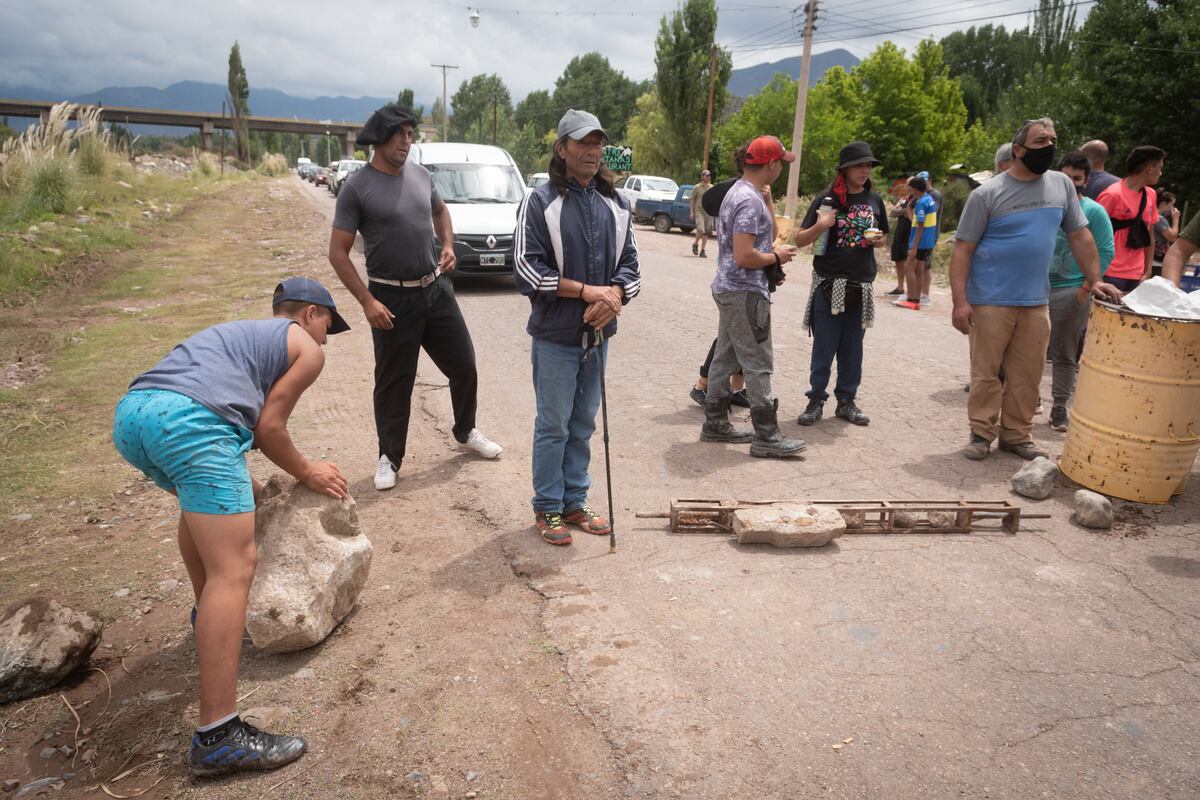 Tragedia en Potrerillos
Tres personas fallecieron y otras dos permanecen internadas en grave estado luego de que una crecida en el Río Blanco (Potrerillos) arrastrara el auto en que viajaban cuando intentaban cruzar un puente en medio de una tormenta. Un grupo de vecinos de la parte alta de Potrerillos salió a cortar la ruta en reclamo de que se construya un puente en altura y se hagan otras obras.

Foto: Ignacio Blanco / Los Andes 