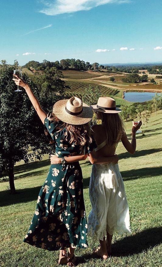 Vestidos largos, sombreros y sandalias, ideales para un almuerzo bodeguero