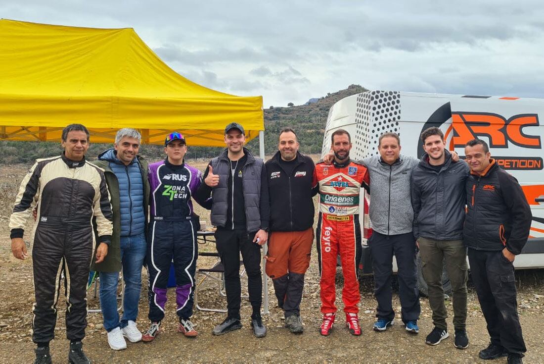 Santino, juntocon su padre y su equipo de trabajo, durante la prueba en Barcelona, acompañados de los propietarios del equipo con el que trabajó en España y el que correrá en Letonia. (Gentileza Lucas Oyola)