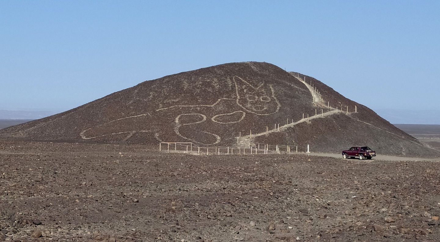 La nueva figura hallada en Nazca representa a un gato y tiene 2200 años de antigüedad. Fotos: Gobierno de Perú y EFE.