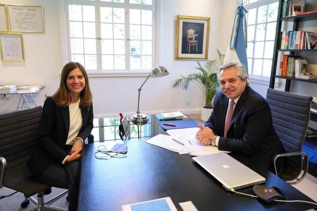 La titular de Anses, Maria Fernanda Raverta, junto al presidente Alberto Fernández. (Clarín)