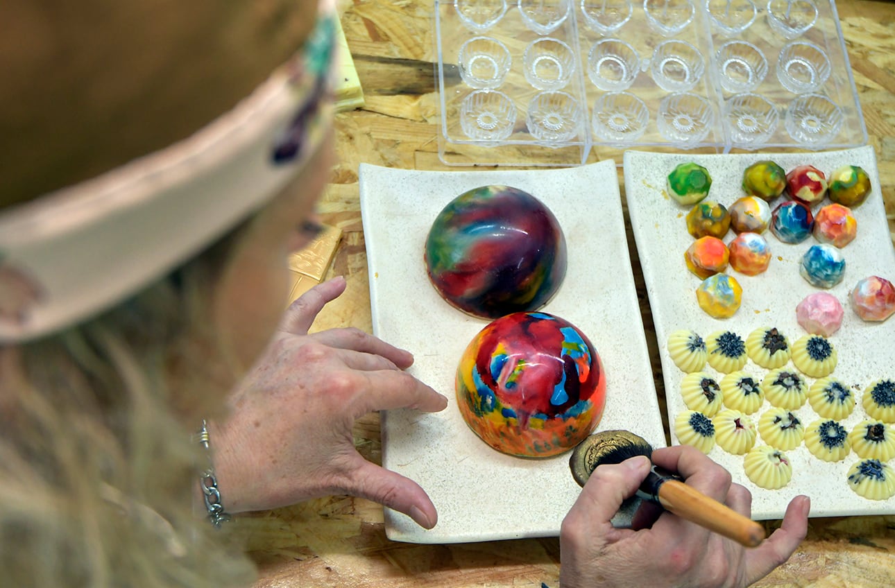 Vivi, la “Willy Wonka mendocina”: de ser conocida por regalar huevos de Pascua a ser chocolatier profesional con 51 años. Foto : Orlando Pelichotti / Los Andes.
