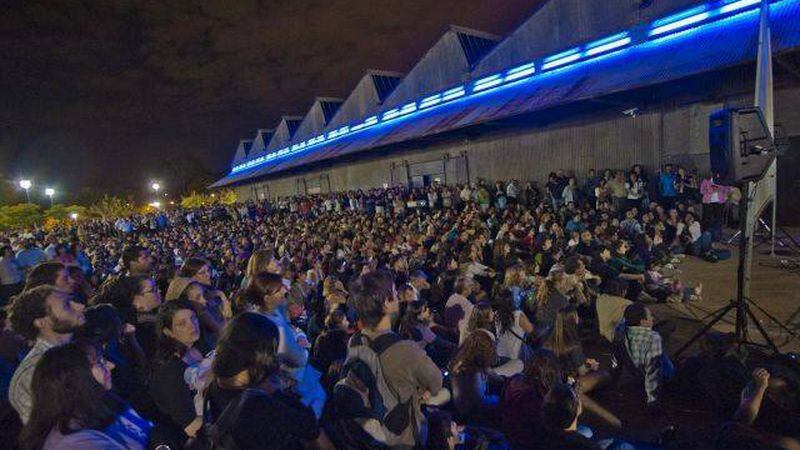 La multitud escuchando a Galeano en la Nave Cultural, en 2011. 