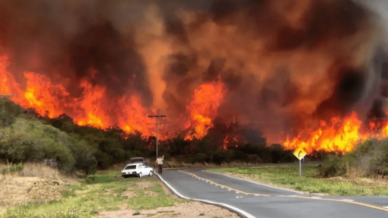 El humo del fuego oculta el sol en Córdoba. 