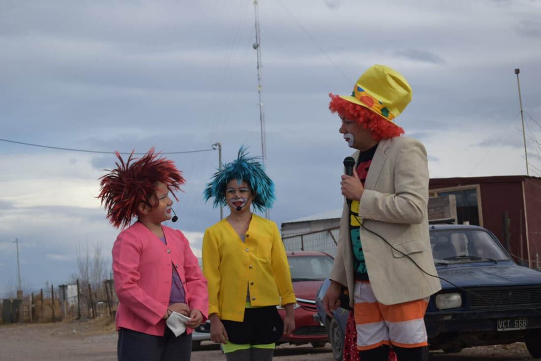 La Familia Rojo viaja por Malargüe y ofrecen un show circense.