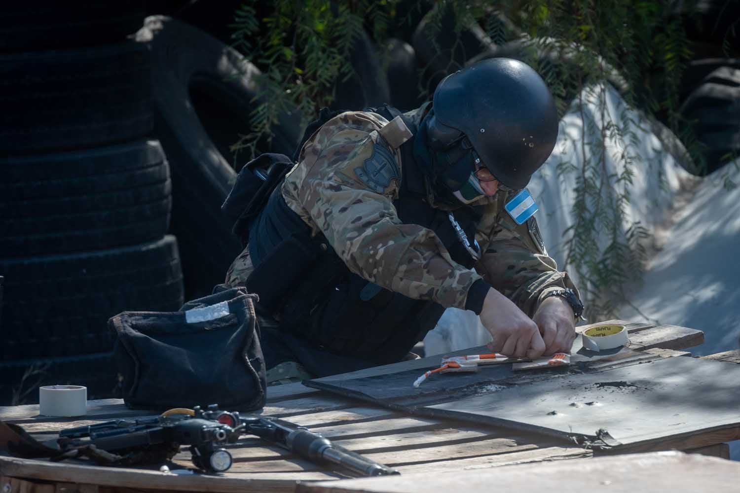 Entrenamiento Tactico del Grupo Especial de Seguridad  GES  

El Grupo Especial Seguridad GES desde hace poco más de un año cuenta con una nueva sección, se llamada Sección K-9 Grupo de Intervención Táctica, son tres Pastores Belgas Malinois especialmente entrenados para resolición de conflictos con rehenes y así evitar el uso de la fuerza letal, sus nombres son Kratos, Floky y Ragnar. Foto: Ignacio Blanco / Los Andes