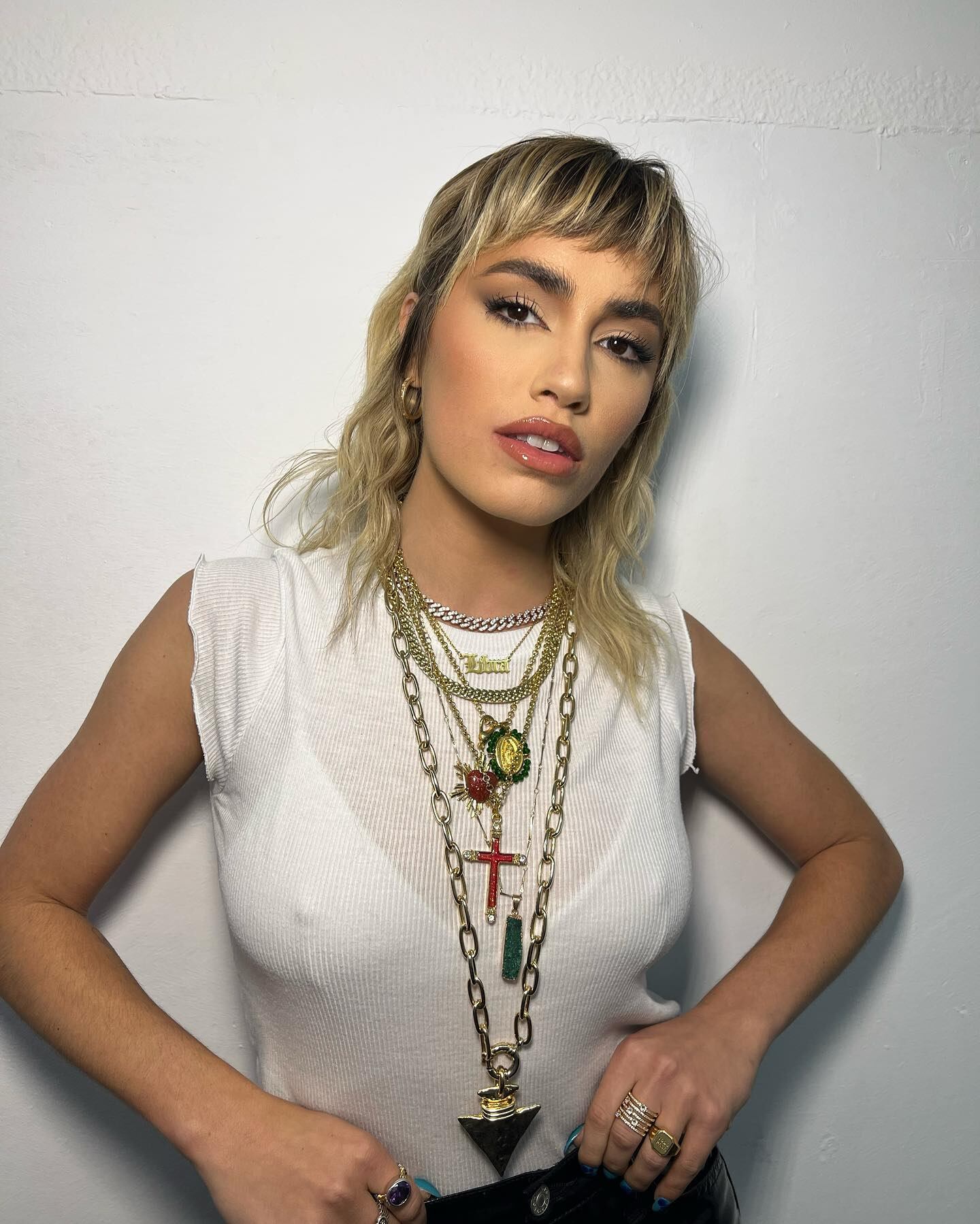 Lali Espósito cautiva con sus looks en redes.